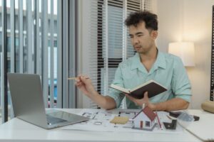 arquitecto trabajando en casa con laptop