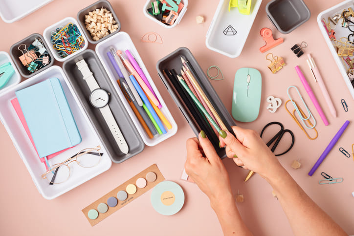 articulos de papeleria organizados en un escritorio