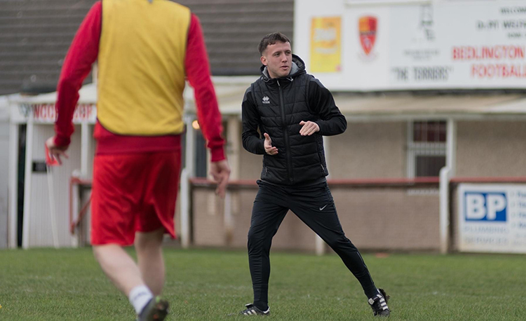 entrenador de futbol dirigiendo un equipo