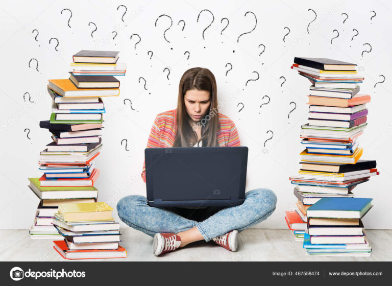 Qué opciones de licenciaturas en línea ofrece UNE