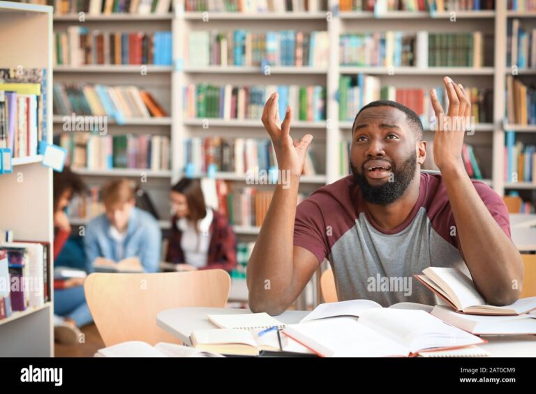 Qué Es El Exani II Y Cómo Se Prepara Para Este Examen 2 estudiante preparando examen en una biblioteca