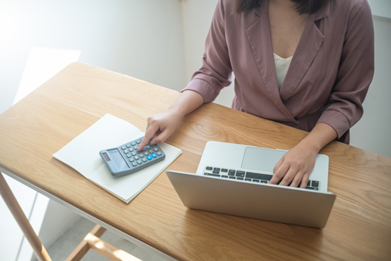 Qué pasos seguir para la revalidación de estudios en EE. UU 25 estudiante revisando documentos en una mesa 1