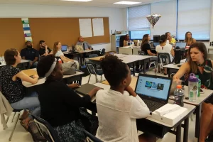 estudiantes colaborando en un aula moderna 2