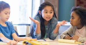 estudiantes en aula colaborando juntos