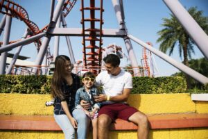 familia disfrutando en parque de atracciones