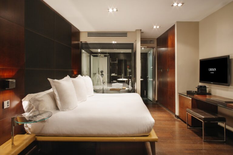 Qué servicios ofrece City Express Plus Monterrey Centro a sus huéspedes