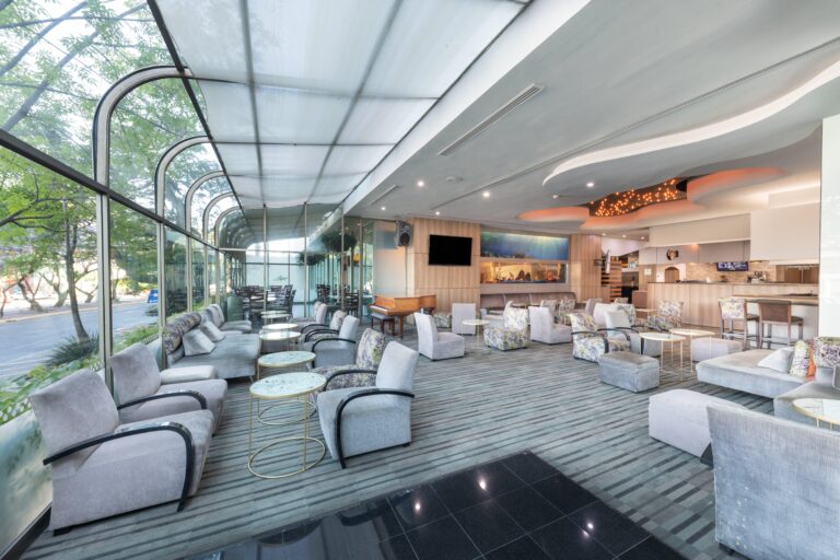 Qué servicios ofrece el Holiday Inn Select Guadalajara para huéspedes