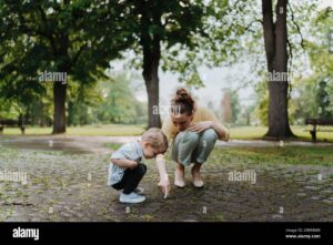 madre soltera con su hijo en parque