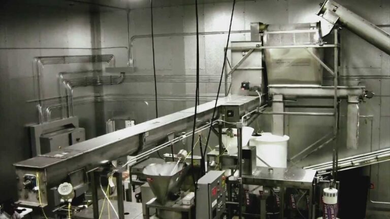 maquina de hielo en cubitos industrial operando