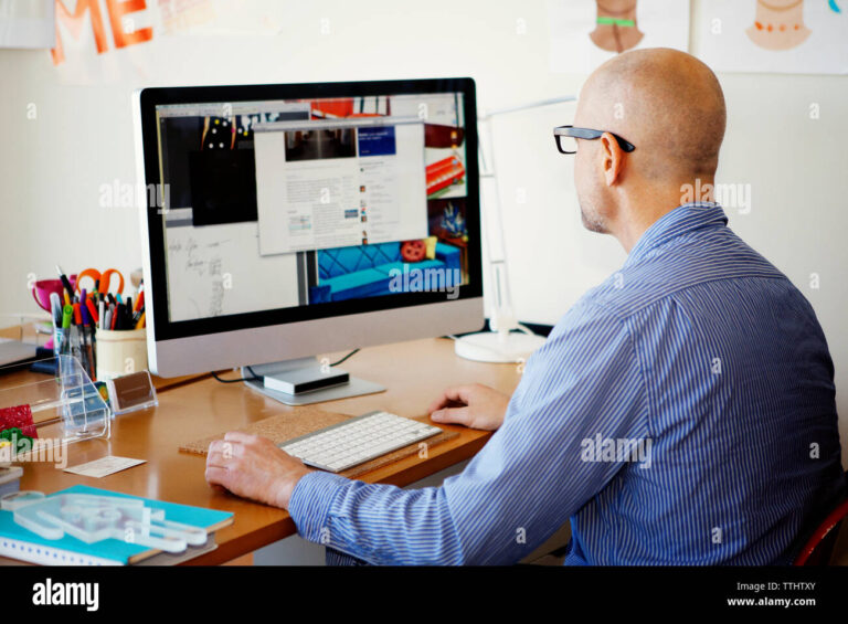 persona usando computadora en casa 1