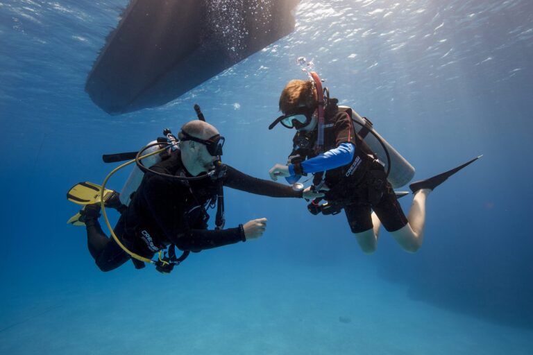 que equipo de buceo profesional necesito para comenzar a bucear