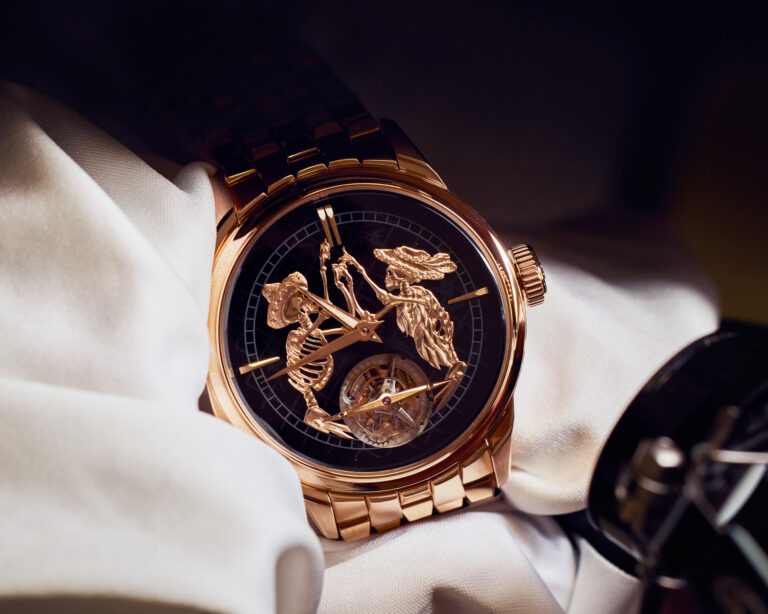 relojes coloridos en un mercado mexicano